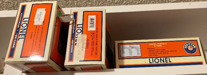 Custom curated Lionel Electric Train  collection includes Southern Pacific Freight set and 14 individual cars.  Several are grocery/food brand themed.