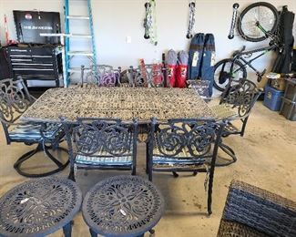 Patio Furniture - Metal Table and 6 Chairs (Heavy)