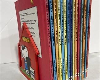Charlie Browns 'Cyclopedia full set with Snoopy doghouse stand published 1980