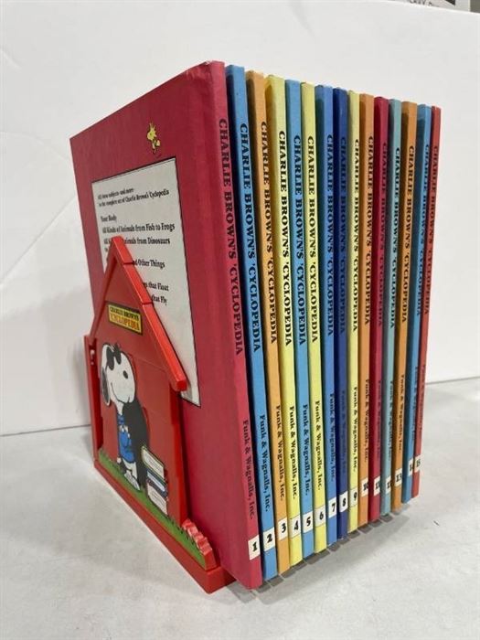 Charlie Browns 'Cyclopedia full set with Snoopy doghouse stand published 1980