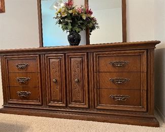 Vintage Broyhill Bedroom: Dresser w 2 Mirrors, Bed Frame and Nightstand