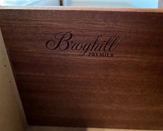 Vintage Broyhill Bedroom: Dresser w 2 Mirrors, Bed Frame and Nightstand