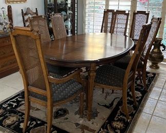 Drexel Dining  Room Table w 2 Leaves, 6 Sides Chairs and 2 Arm Chairs 