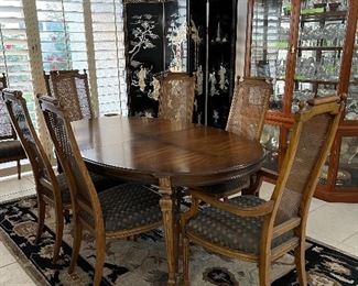 Drexel Dining  Room Table w 2 Leaves, 6 Sides Chairs and 2 Arm Chairs 