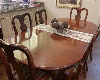 Dining table with a leaf and 6 chairs 