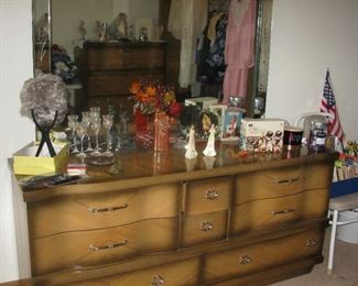 dresser and mirror  buy it now $ 125.00