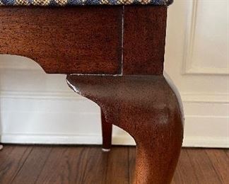 Vintage Kittinger Queen Anne Style Mahogany Dining Chairs with Pad Feet. Set Includes 2 Arm and 6 Arm Chairs in Excellent Condition. Photo 3 of 6. 