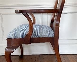 Vintage Kittinger Queen Anne Style Mahogany Dining Chairs with Pad Feet. Set Includes 2 Arm and 6 Arm Chairs in Excellent Condition. Photo 5 of 6. 