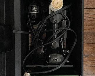 Singer 221- Featherweight Sewing Machine. Photo 4 of 5. 