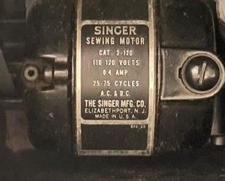 Singer 221- Featherweight Sewing Machine. Photo 3 of 5. 