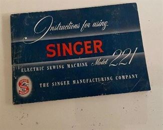 Singer 221- Featherweight Sewing Machine. Photo 5 of 5. 