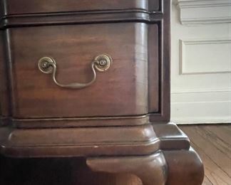 Kittinger Historic Newport Reproductions Mahogany Queen Anne Style Chest of Drawers. Measures 37.75" W x 21" D x 34.5" H. Photo 3 of 4. 