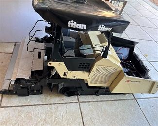 miniature 1:50 scale prototype model with remote control of IR Ingersoll Rand Titan 525 paver