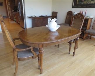 Dining room table with 4 chairs and leaves