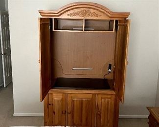 King/Queen Oak Bedroom Set with bedrails. Very Heavy, need 2+ people to move