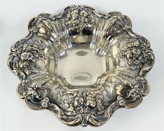 651 Grams Fine Reed & Barton Sterling Silver Repousse Berry 11" Bowl