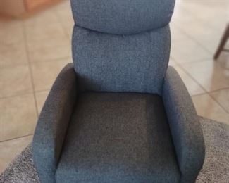 Reclining lounge chair, measures 26"x35"x28.5". $100