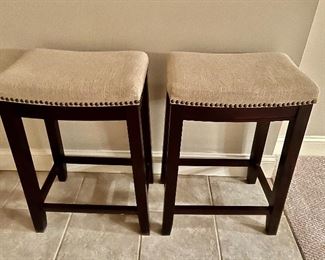 123. Set of 4 Counter Stools w/ Nailhead Detail (17" x 12" x 26")