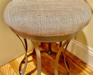 193. Stool w/ Metal Base (14" x 17")