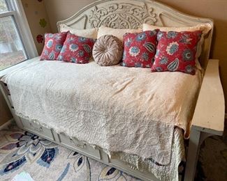 FABULOUS day bed with trundle