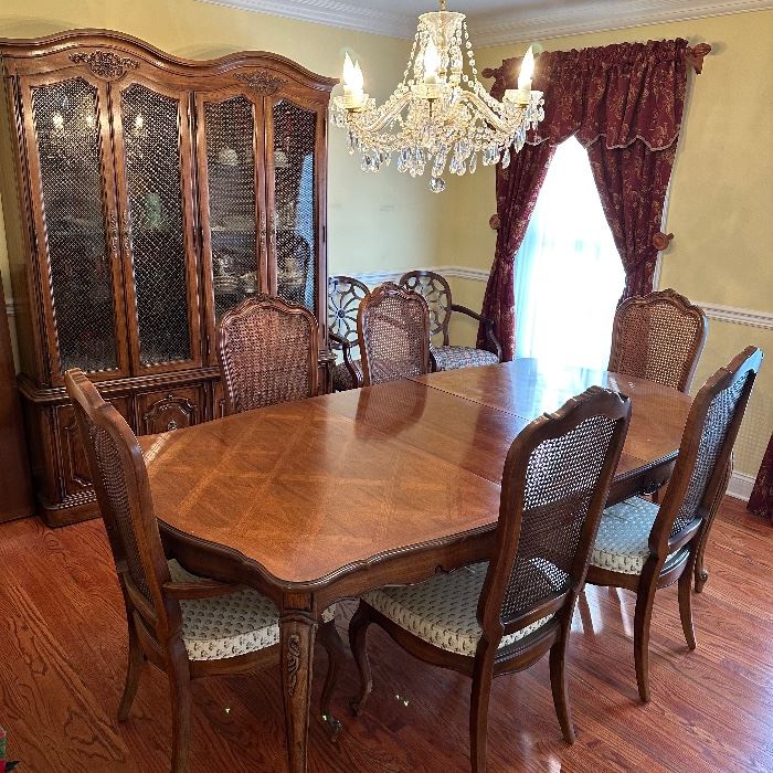 Thomasville dining table, 2 leaves and 6 chairs 