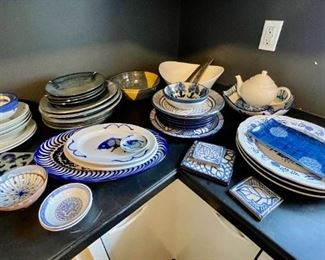 Lot 012-K: Eclectic Blue and White Dishware Collection

Features: An eclectic mix of plates, bowls, serving dishes and more to create an artistic tablescape!


Condition: Varies: some chips and imperfections


