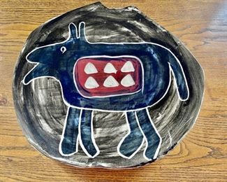 Lot 027-DR: D. O. G. Platter

Features: 
•	Glazed decorative platter signed by artist Doug Stevenson
•	Original price label on underside kept by client

Dimensions: 19” x 18”

Condition: Excellent pre-owned condition
