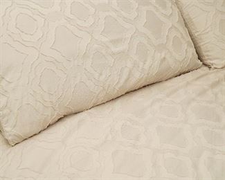 Ivory king size duvet, filled with a comforter, with 2 shams