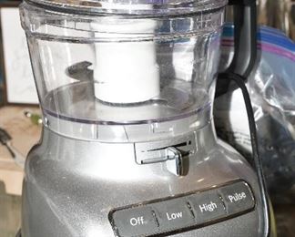 Kitchenaide food processor with many attachments