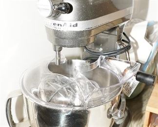 Kitchenaide pro 600 mixer with many accessories