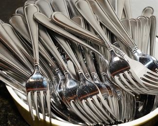 Heirloom by Oneida flatware set