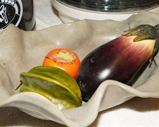 Stoneware leaf vegetable/fruit bowl