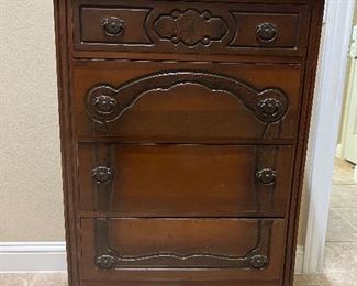 Antique 4 Drawer Dresser.