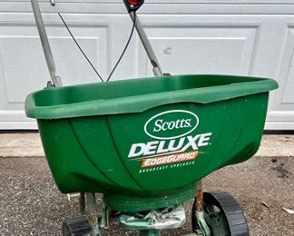 Scotts Deluxe Spreader