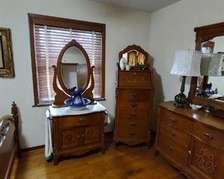 beautiful oak reproduction bedroom suite