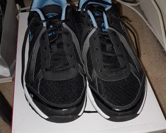 HUNDREDS Of Assorted Shoes In Box (Wide Range Of Sizes & Styles)