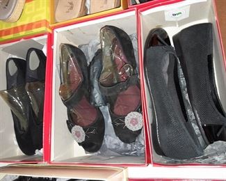 HUNDREDS Of Assorted Shoes In Box (Wide Range Of Sizes & Styles)
