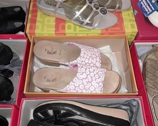 HUNDREDS Of Assorted Shoes In Box (Wide Range Of Sizes & Styles)