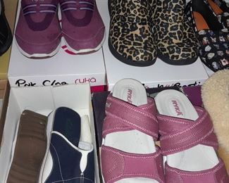HUNDREDS Of Assorted Shoes In Box (Wide Range Of Sizes & Styles)