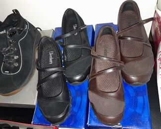 HUNDREDS Of Assorted Shoes In Box (Wide Range Of Sizes & Styles)