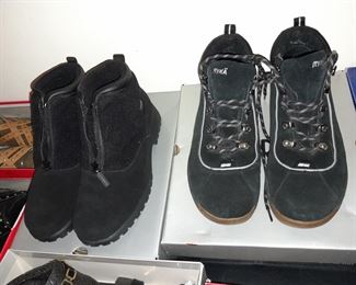 HUNDREDS Of Assorted Shoes In Box (Wide Range Of Sizes & Styles)