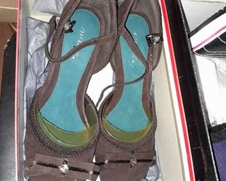 HUNDREDS Of Assorted Shoes In Box (Wide Range Of Sizes & Styles)