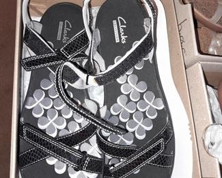 HUNDREDS Of Assorted Shoes In Box (Wide Range Of Sizes & Styles)