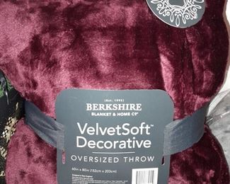 Berkshire Velvet Soft Oversized Throw (NEW IN BOX!)