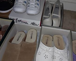 HUNDREDS Of Assorted Shoes In Box (Wide Range Of Sizes & Styles)