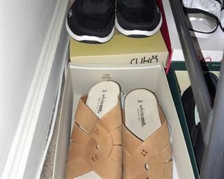 HUNDREDS Of Assorted Shoes In Box (Wide Range Of Sizes & Styles)