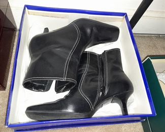 HUNDREDS Of Assorted Shoes In Box (Wide Range Of Sizes & Styles)