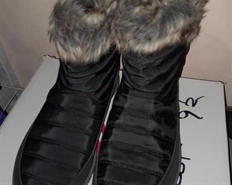 HUNDREDS Of Assorted Shoes In Box (Wide Range Of Sizes & Styles)