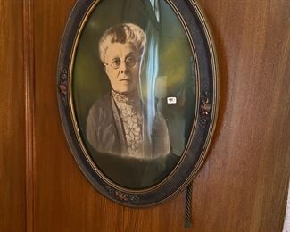 Convex antique oval frame