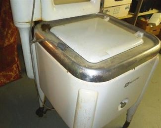 Another antique ringer washer